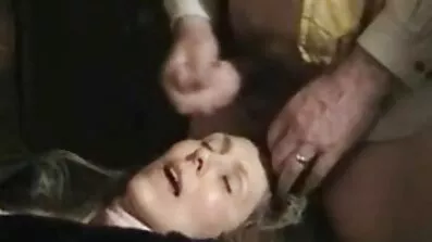 ប៍នក្មេងរពិសមែនទេ fucked នៅក្នុងកោអីធ្នាក់ដៃ