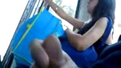 Stepmom Busty ត្រូវបានបង្ខំឱ្យជួយ stepson ជាមួយជល់មាន់