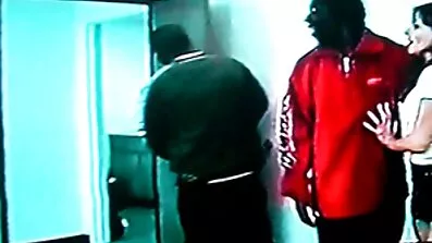 Fucks brunette ស្រស់ស្អាត pussy និងលាជាមួយរំញ័រ