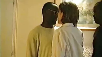 Kink bestia សត្វ fucks និង masturbates