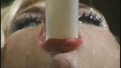 នាងបានដោះខោរបស់នាងនិង Fucked ពណ៌ទង់ដែងដ៏គួរឱ្យទាក់ទាញ។