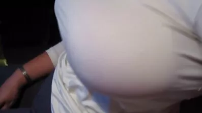 ភរិយារបស់ fucks បុរស Tanned នៅលើគ្រែ