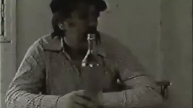 បុរសម្នាក់បានបញ្ចប់ហើយ fucked ប្រពន្ធរបស់មិត្តម្នាក់នៅលើគ្រែ
