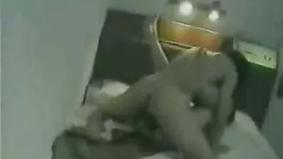 បុរសម្នាក់ខ្លាំង fucks មួយនិងសម្រេចកាមដោយខ្លួនផ្សេងទៀតខណៈពេលមើលដំណើរការ