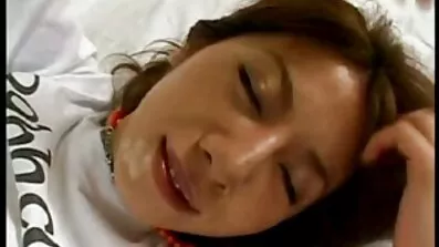 Brunette ស្រស់ស្អាត masturbates ខ្លាំងក្នុងការចងចាំ
