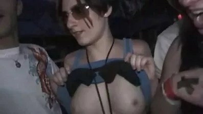 នៅក្នុងឈុត fucking រន្ធមានរោមរបស់អតិថិជន