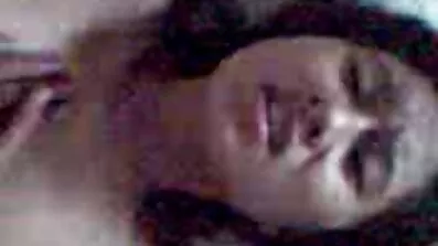 Curvy casalinga មេផ្ទះកោរជើងនិង pussy នៅក្នុងផ្កាឈូកនេះ