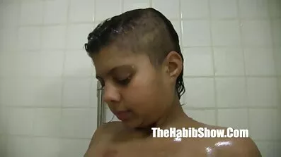 ល្អិតល្អន់ shoves មួយជ័រពណ៌ខៀវផ្អៀងនៅក្នុង Pussy របស់នាង