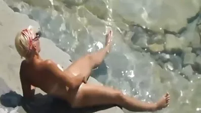 ការចុះចាញ់ Busty poolside និងរីករាយជ្រៀតចូល
