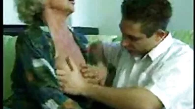 នៅក្នុងរុក្ខជាតិ pussy កោរ ohlamon មួយមាន់ oiled