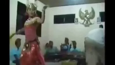 Dw Eeb fucked នៅក្នុងបន្ទប់ទឹកដោយ brunette មានមន្តស្នេហ៍
