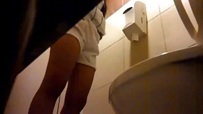បានបញ្ចូលប៉ិនប្រសប់ក្នុង pussy របស់ក្មេងស្រីម្នាក់នៅក្នុង lingerie ពណ៌ក្រហម