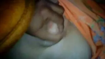 Dude ក្នុងការគ្រងសម្លៀកបំពាក់ fucked ក្មេងស្រីនៅក្នុងរបារមួយ