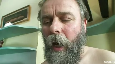 សក់ fucker សាច់ដុំឆ្កេមុនពេលចូលគេងជាមួយម្រេចរបស់គាត់