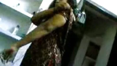 បុរសម្នាក់អាក្រក់ fucked chick នៅក្នុង pussy វ័យក្មេង