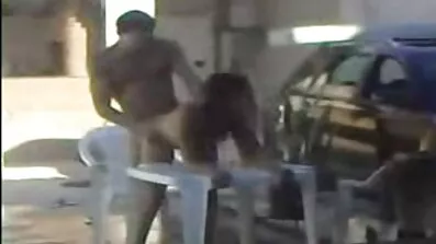 បុរសម្នាក់ fucking រចនាប័ទ្ម doggy រឹង redhead ស្ត្រីបម្រើជាមួយសត្វលា appetizing