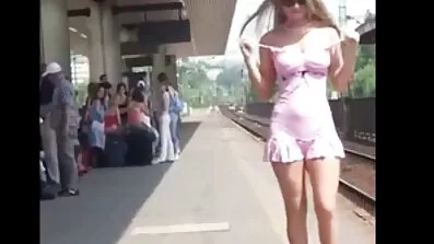 ការលោភលន់ខបាបា jerks បិទជល់ horny ប្តីរបស់នាង