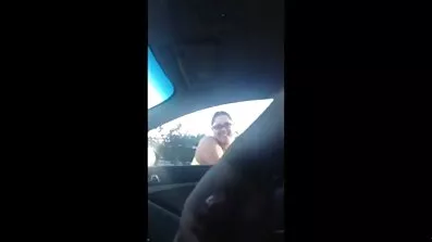 ផ្អៀងនៅក្នុង pussy តាមរយៈខោ shoves ដៃគូ