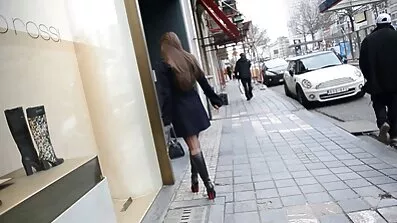 ស្ត្រីម្នាក់សក់វែង wank pussy តាមរយៈខោរឹប