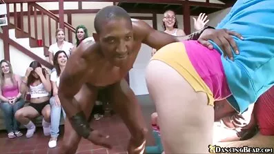 Fucked ជាមួយប្រដាប់ក្មេងលេងការរួមភេទនិង licking pussy មិត្តភក្តិរបស់នាង