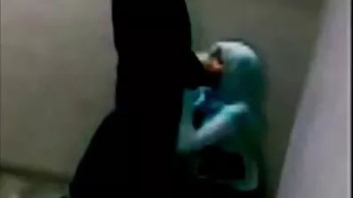 ស្ត្រីម្នាក់ busty masturbating រន្ធទ្វារមាសរបស់នាង