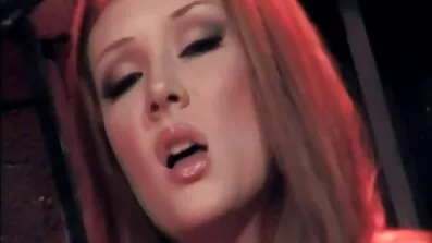 ក្មេងស្រីព្រិលស្ដើង fucked ជាមួយសាន់តាក្លូស