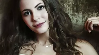 ការដុត brunette ជាមួយនឹងរាងកាយដ៏ល្អឥតខ្ចោះស្រូបលិង្គនិងបានផ្តល់ឱ្យ