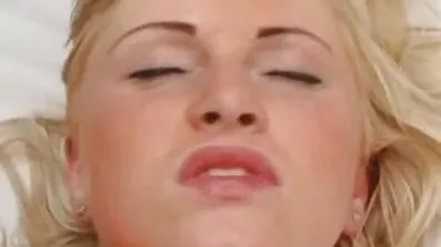 ក្មេងស្រីរុស្ស៊ីបួននាក់ fucked ដោយបុរសម្នាក់ជាមួយ strapons នៅលើវិស្សមកាលមួយ