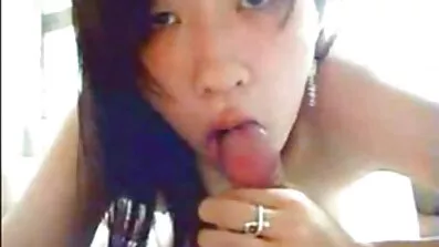 តុក្កតាដ៏ស្រស់ស្អាត teases pussy នៅមុខ ragazzo នេះ
