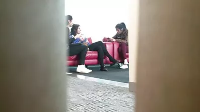 ប៍នតង់ដេឆ្ងាញ់ caress pussy របស់នាងជាមួយនឹងដៃរបស់នាងនៅកញ្ចក់ធំ