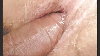 ឆ្កេពីរ fuck ជាមួយ strapon ស្វាយនិងមានភាពសប្បាយរីករាយ