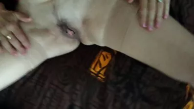 ម្រាមដៃ chick បានស្រស់សម្រាក pussy