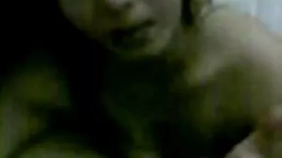 ឆ្កេ Horny rubs crotch នៅលើខ្នើយនៅលើគ្រែ