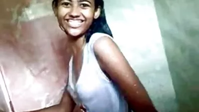 Mulatto មិនឈប់ឈរផ្តល់ឱ្យ pussy ទៅបុរសនេះ