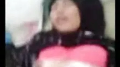 Fucks chick ខ្មៅសក់ខ្លួននាងផ្ទាល់នៅក្នុង pussy និងលា