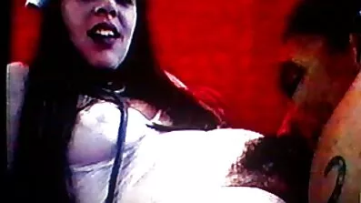លោក Dick mulatto fucks ក្មេងស្រីនៅលើគ្រែនៅក្នុងទីតាំង dogg