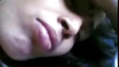 មនុស្សខូច brunette fucks pussy របស់នាងជាមួយនឹងម្រាមដៃនៃដៃទាំងពីរ