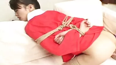 បុរសវ័យក្មេងខ្លាំង fuck នៅក្នុងវាលមួយនៅក្នុងពាក់កណ្តាលនៃថ្ងៃពណ៌សមួយ
