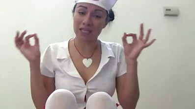 Busty ប៍នតង់ដេគឺរវល់សម្រេចកាមដោយខ្លួននៅក្នុងបន្ទប់ទឹកជាមួយនឹងរំញ័រ