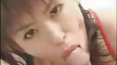 បុរសល្បី fucks ប្រពន្ធអ្នកដទៃក្នុងផ្កាឈូក
