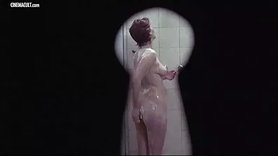 នាង masturbates pussy របស់នាងជាមួយ dildo និង peses នៅក្នុងកញ្ចក់ស្រាមួយ