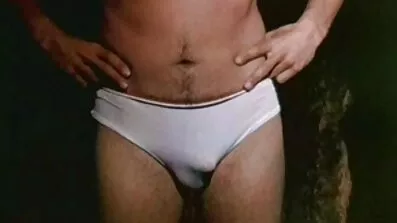ប្តីប្រពន្ធ horny ការអនុវត្តន៍ផ្កាឈូកមាស
