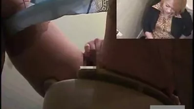 ងប់ងល់និងម៉ាស្សាម៉ាក់ horny pussy របស់នាងជាមួយនឹងដៃរបស់នាង