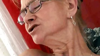 Fucked ក្មេងស្រីនៅក្នុងខ្លីនៅក្នុង mandenka ក្នុងតម្លៃសមរម្យ