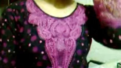 ស្ត្រីម្នាក់នៅក្នុងជើង masturbates បុរសម្នាក់នៅលើគ្រែជើង