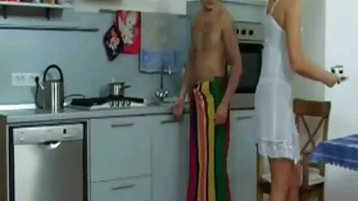 Fucked នៅលើតុនិង masturbating ចំណិតទ្វារមាស