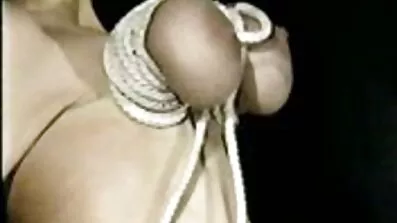 Pussy អាក្រាតនៅលើឆ្នេរខ្សាច់បានសម្រេចចិត្តដើម្បីសម្រាកបន្តិច។