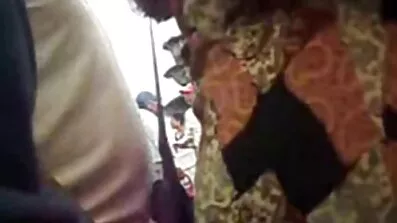 ក្មេងស្រី masturbates រំភើប pussy ជាមួយដៃនិងជើង