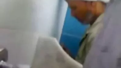 ស្រីស្អាតក្នុង thong twists booty