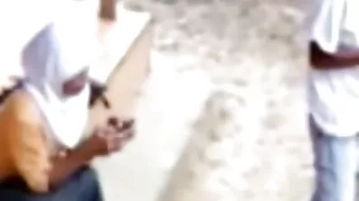ក្មេងស្រីដែលមានរោម pussy ជាមួយនឹងវ៉ែនតាគឺជាការពេញចិត្តដោយ dildo ធំ